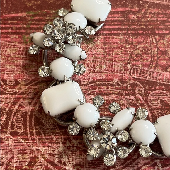 Amazing vintage D & E Juliana white milk glass and clear rhinestone bracelet - Picture 3 of 7